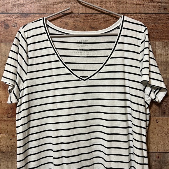 Torrid Girlfriend Heritage Slub V-Neck Tee Striped Size 1X - Picture 3 of 9